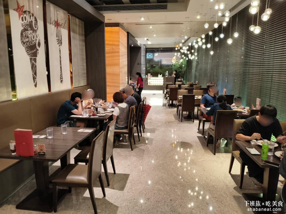 SWENSEN'S 双聖大安店 双聖大安店菜單 双聖大安店推薦 大安區美食 大安美食 大安站美食 大安店位於台北美侖飯店一樓，空間挑高有大片落地窗，採光明亮，視線可以延伸到戶外庭園的植栽。 @下班族的美食計劃