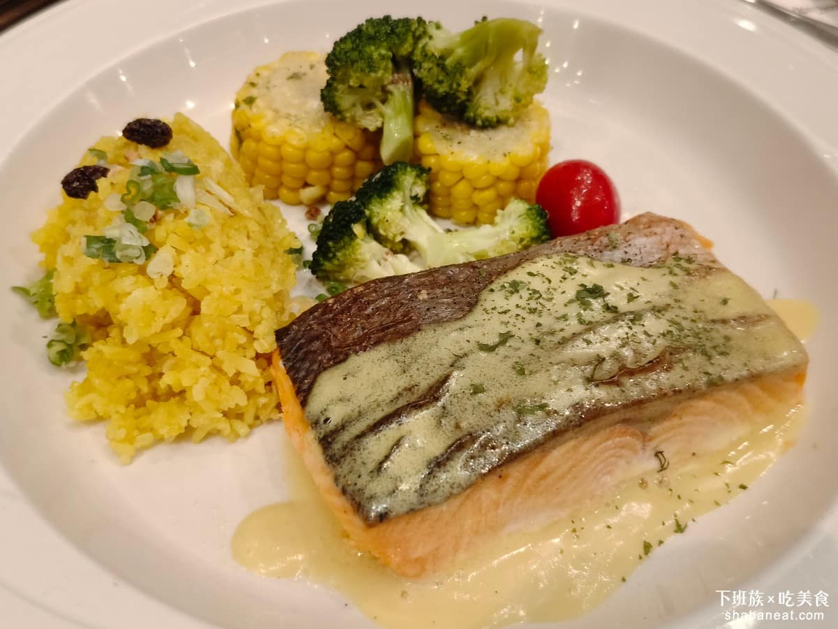 SWENSEN'S 双聖大安店 双聖大安店菜單 双聖大安店推薦 大安區美食 大安美食 大安站美食 鮮烤法式鮭魚 這道表現得不錯，鮭魚很新鮮，魚肉軟嫩吃得到淡淡的奶油香氣，品質算是有水準，旁邊搭配薑黃飯、花椰菜和玉米，薑黃飯吃起來偏乾。 @下班族的美食計劃