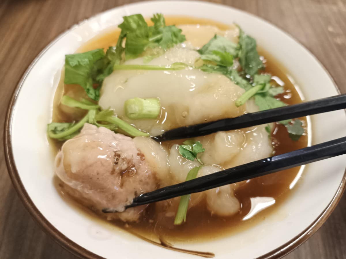 高雄許肉圓 高雄許肉圓菜單 高雄許肉圓推薦 松山區美食 松山美食 肉圓的肉餡使用的是溫體豬肉 主要都是瘦肉肥肉的比例比較低 肉線都有醃製過所以吃起來鹹度也非常夠 內餡的口感也很軟吃起來不會硬也不會乾 已清蒸肉圓來說這樣的內餡我非常喜歡 @下班族的美食計劃